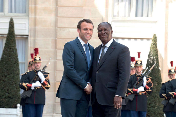Le Président français Emmanuel Macron accueillant le Président ivoirien Alassane Ouattara au Palais de l’Élysée le 20 avril 2018