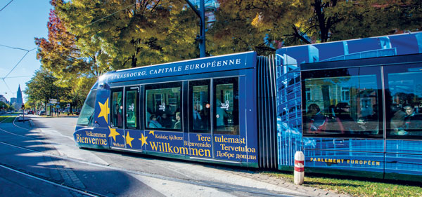 Depuis le 29 avril 2017, la ligne D du tramway de Strasbourg relie directement son centre-ville à la ville de Kehl, sur la rive allemande du Rhin.
